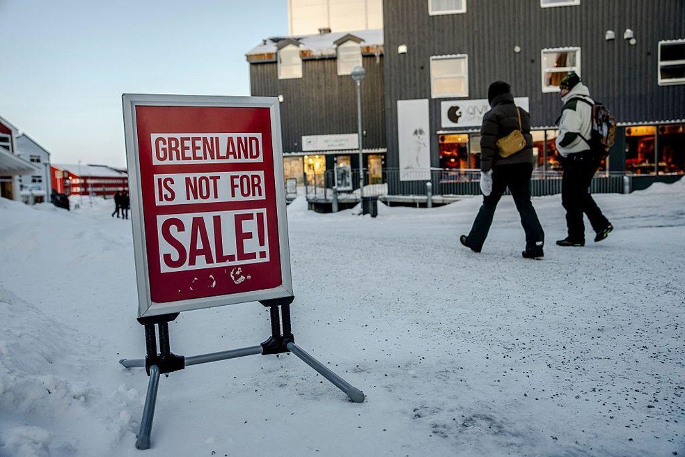 'A Groenlândia não está à venda!', diz a placa em Nuuk, capital da Groenlândia — Foto: BBC News fonte