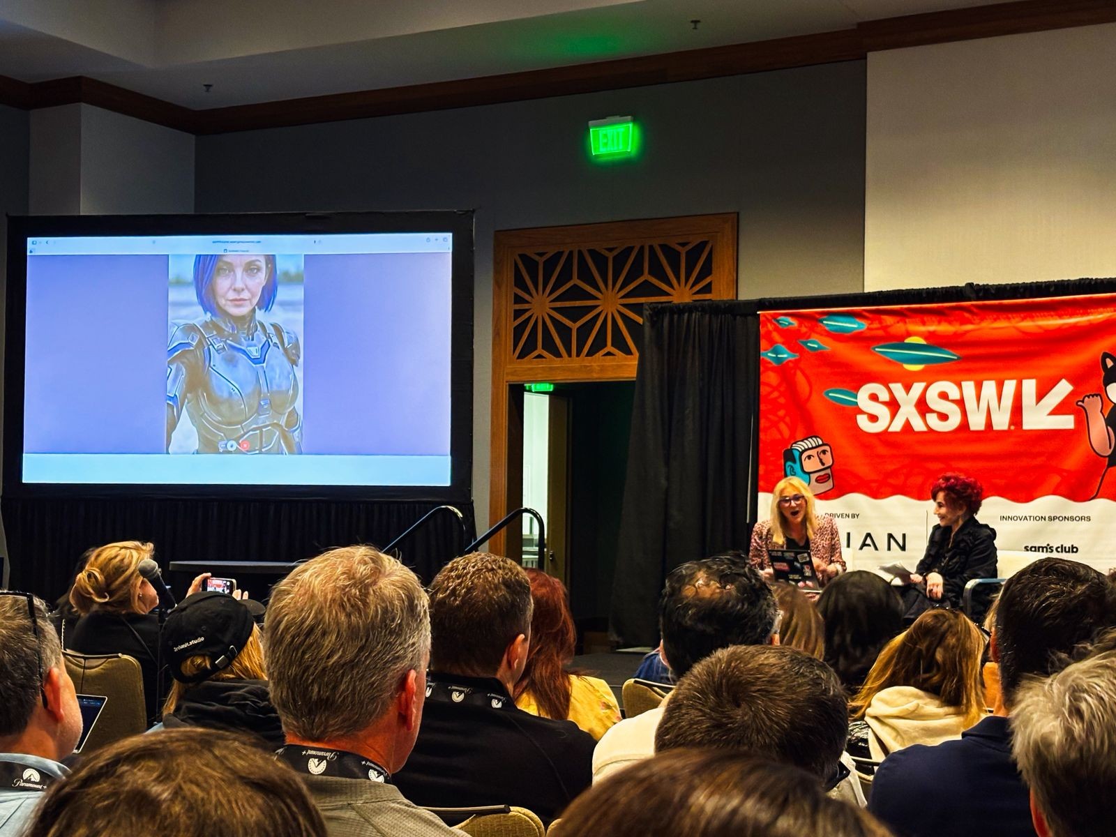 Futuristas dividem o palco do SXSW com uma agente de IA sintética para discutir liderança e tecnologia