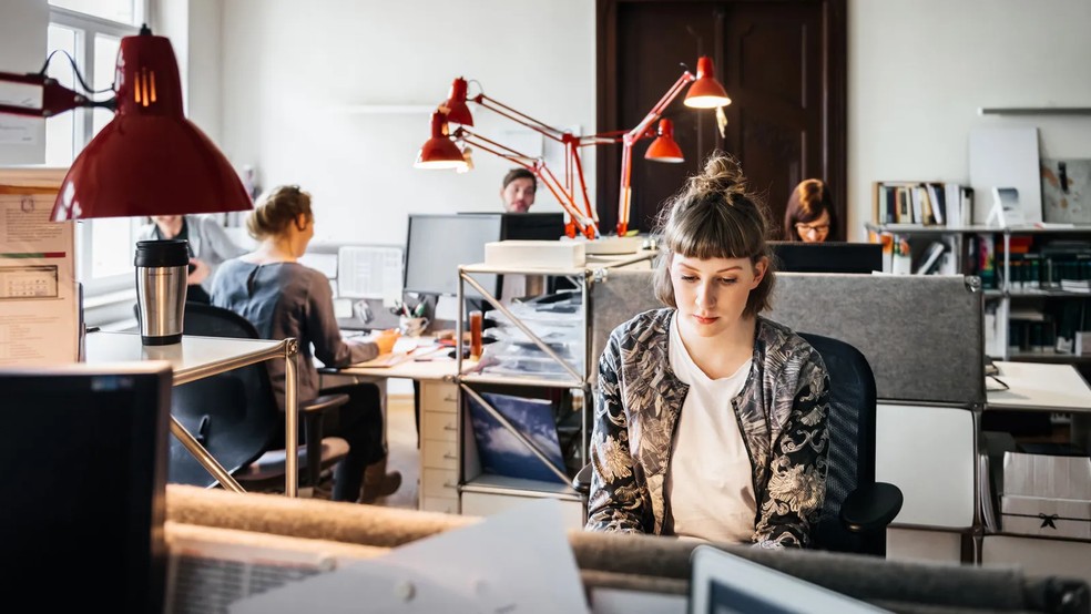 Escritórios cheios podem ser cada vez mais comuns, especialmente como uma forma de os gestores exercerem poder sobre seus funcionários — Foto: Getty Images via BBC