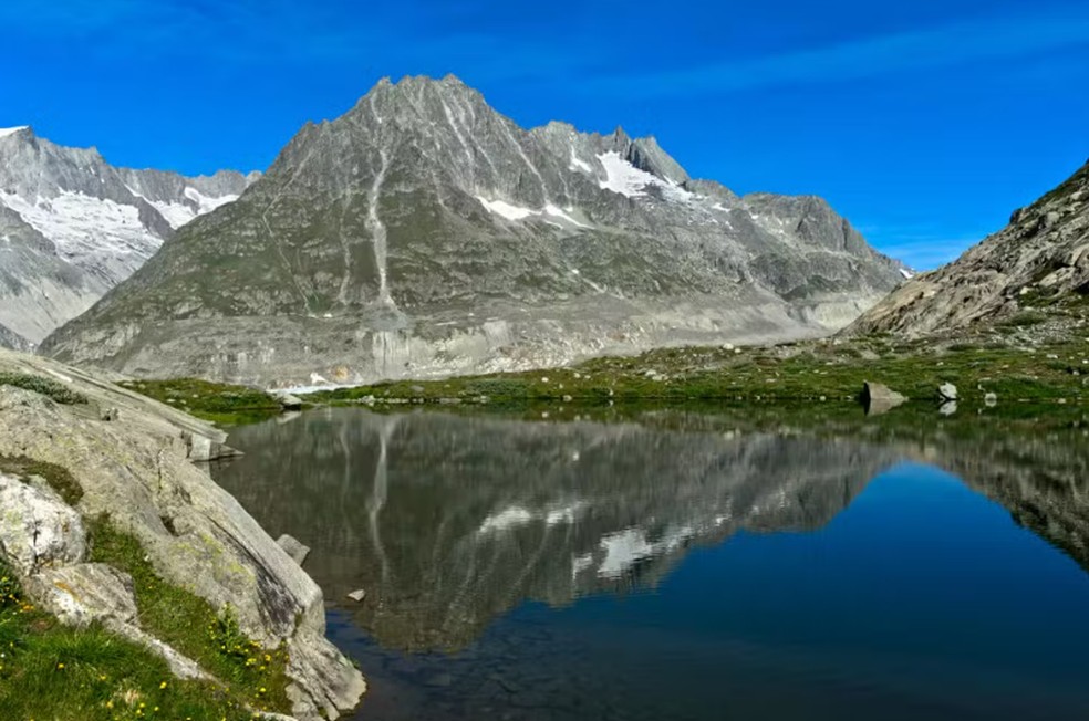 No lago da montanha, vista do pico Olmenhorn, nos Alpes suíços Jungfrau-Aletsch, Patrimônio Mundial da UNESCO — Foto: Getty Images