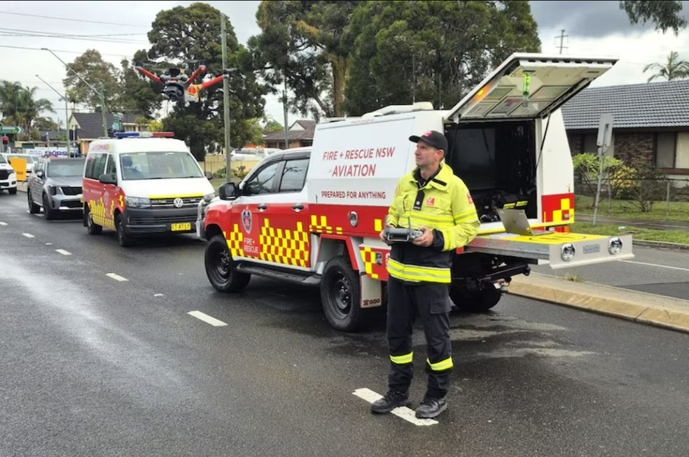O inspetor Russel lançou o drone com IA — Foto: Fire and Rescue NSW