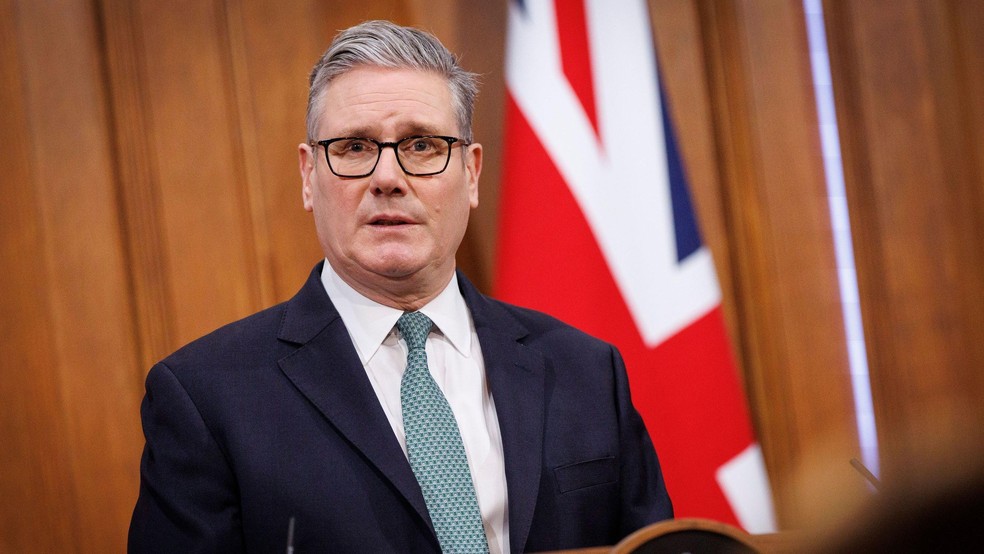 'É no interesse nacional do Reino Unido que continuamos a trabalhar com os americanos em assuntos de defesa, segurança e inteligência', segundo o primeiro-ministro britânico, Keir Starmer — Foto: BBC News fonte