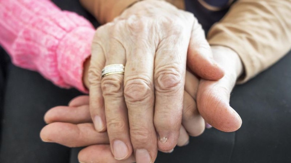 No Brasil, muitas avós carregam responsabilidade de cuidar ao mesmo tempo de netos e dos próprios pais — Foto: Getty Images via BBC News Brasil