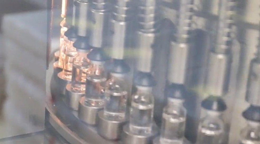 Frascos de laminina são produzidos a partir da purificação da proteína que é retirada da placenta — Foto: BBC News fonte