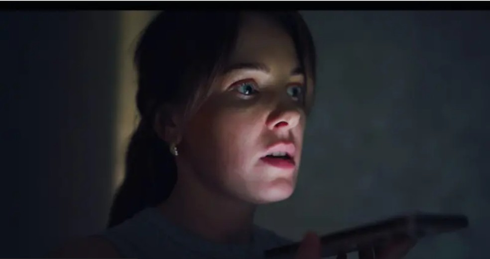 Abbie lamenta ter perdido os últimos meses de vida do avô tentando encontrar Adele. — Foto: STV Studios Factual/BBC