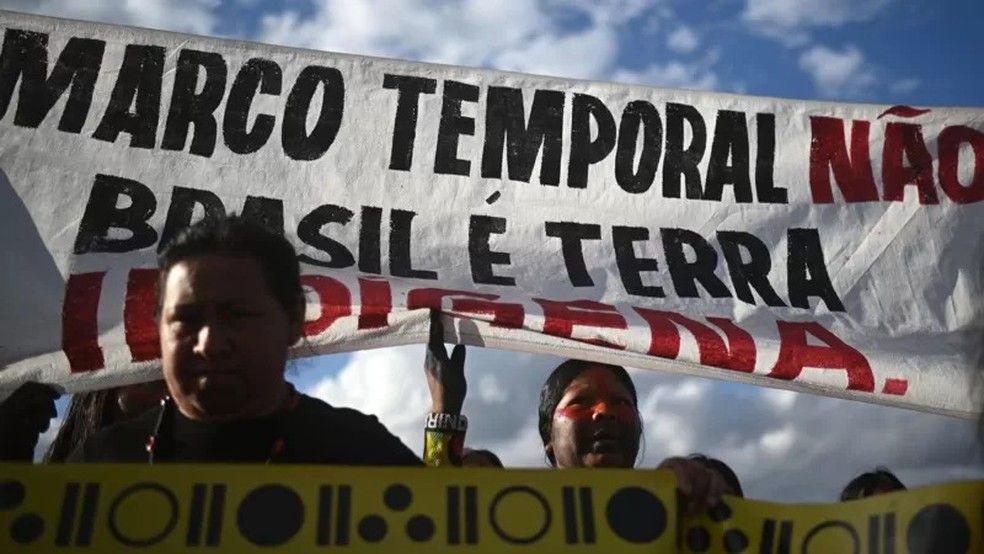 Grupo protesta contra marco temporal na Esplanada dos Ministérios, em Brasília — Foto: ANDRE BORGES/EPA-EFE/REX/SHUTTERSTOCK via BBC