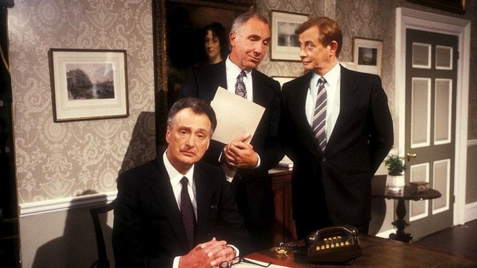 A série humorística da BBC Yes, Minister foi ao ar entre 1980 e 1984. Sua continuação, Yes, Prime Minister foi transmitida entre 1986 e 1988 — Foto: GETTY IMAGES/VIA BBC