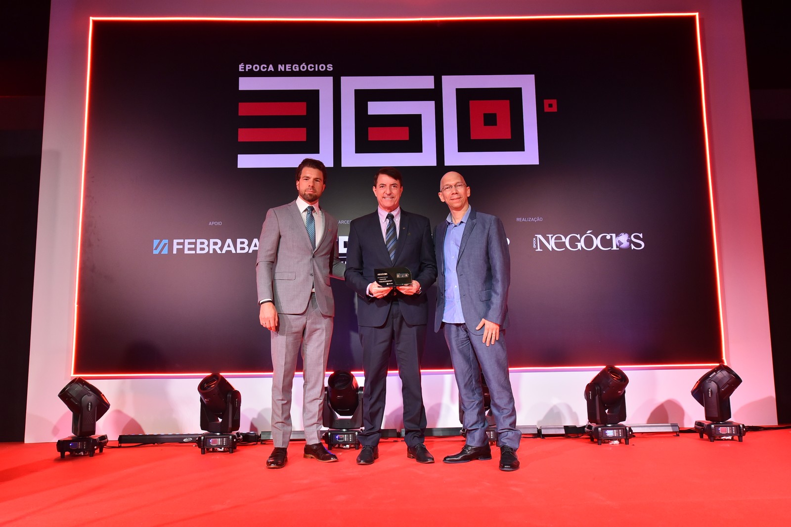 Em Transportes, Osni Roman, presidente do Grupo Coopercarga, recebeu o troféu pela empresa — Foto: Flavio Santana