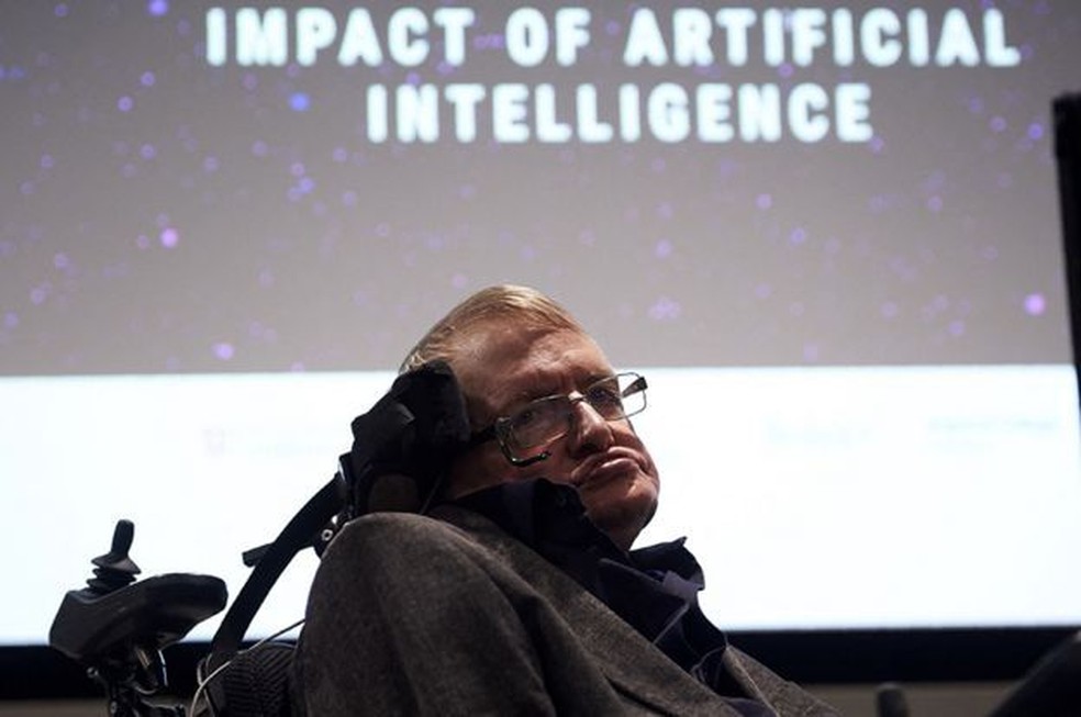 O físico britânico Stephen Hawking acreditava que a IA superinteligente poderia levar ao 'fim dos humanos' — Foto: GETTY IMAGENS/VIA BBC