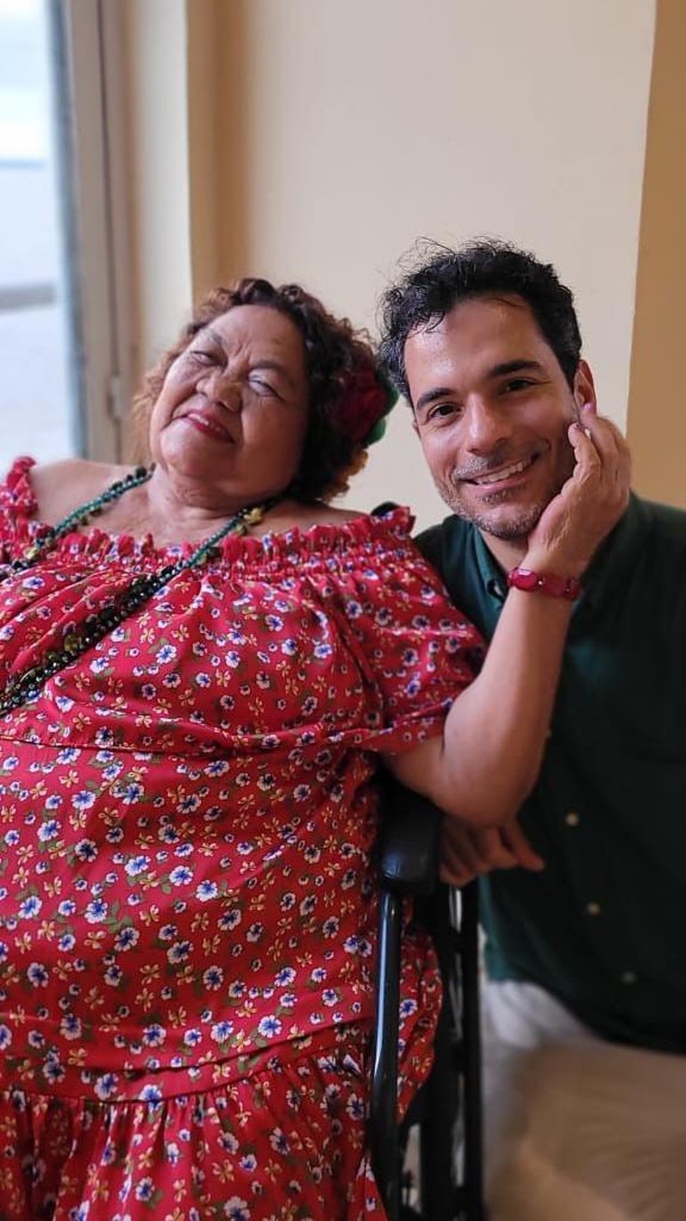 Dona Onete mostra ao repórter João Fellet o significado de "chamego" — Foto: BBC News fonte