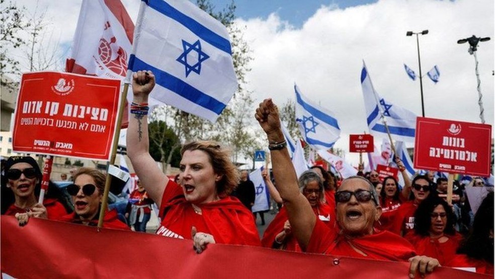 Os protestos foram alguns dos maiores da história de Israel — Foto: REUTERS/VIA BBC