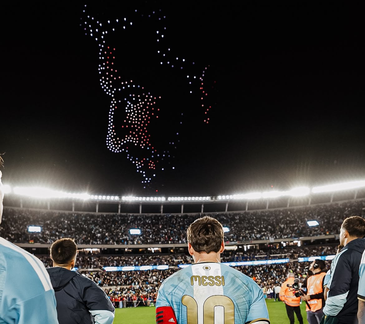 Foto de Messi olhando para show de drones em sua despedida da Argentina viraliza; veja