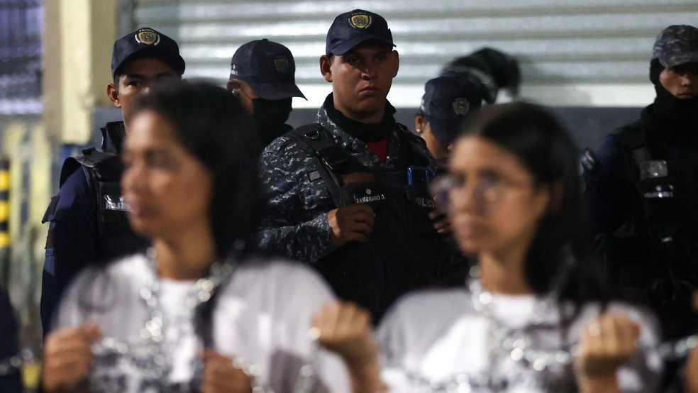 Dezenas de familiares de detidos aguardam nas portas das prisões e centros de detenção pela libertação dos presos — Foto: BBC News fonte