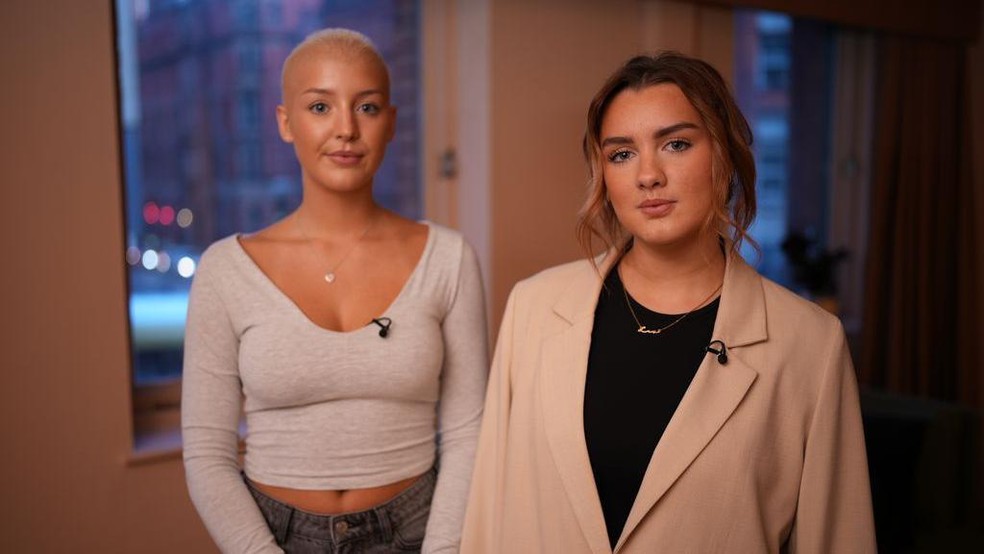 Grace, à esquerda, e Sophie foram filmadas sem o seu conhecimento quando saíam à noite — Foto: BBC News fonte