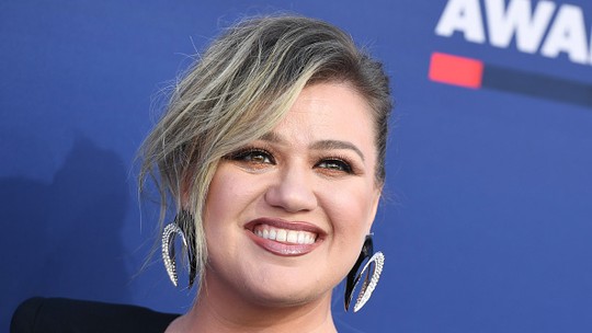 'The Kelly Clarkson Show': equipe e cantora respondem acusações sobre ambiente tóxico