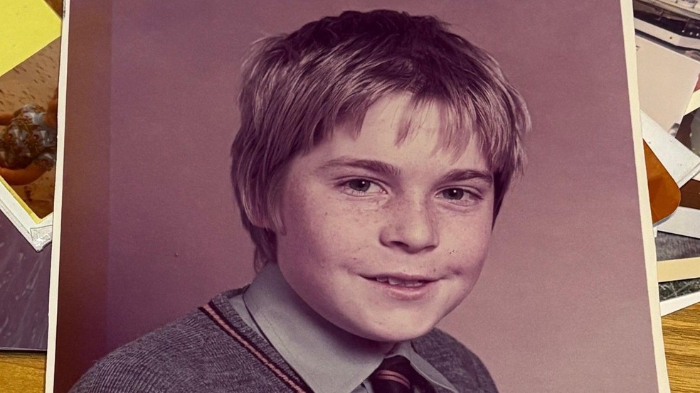 Karl teve dificuldades na escola por causa da dislexia grave, afirma a mãe — Foto: BBC News fonte