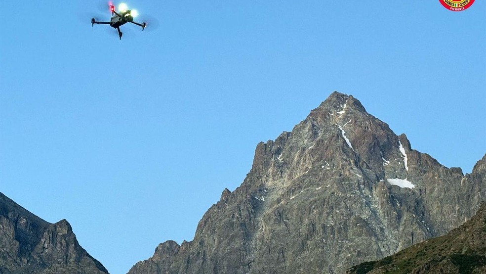 Os serviços de resgate de montanha no Piemonte usaram drones para tirar milhares de fotos da encosta da montanha antes de analisá-las com inteligência artificial — Foto: BBC News fonte
