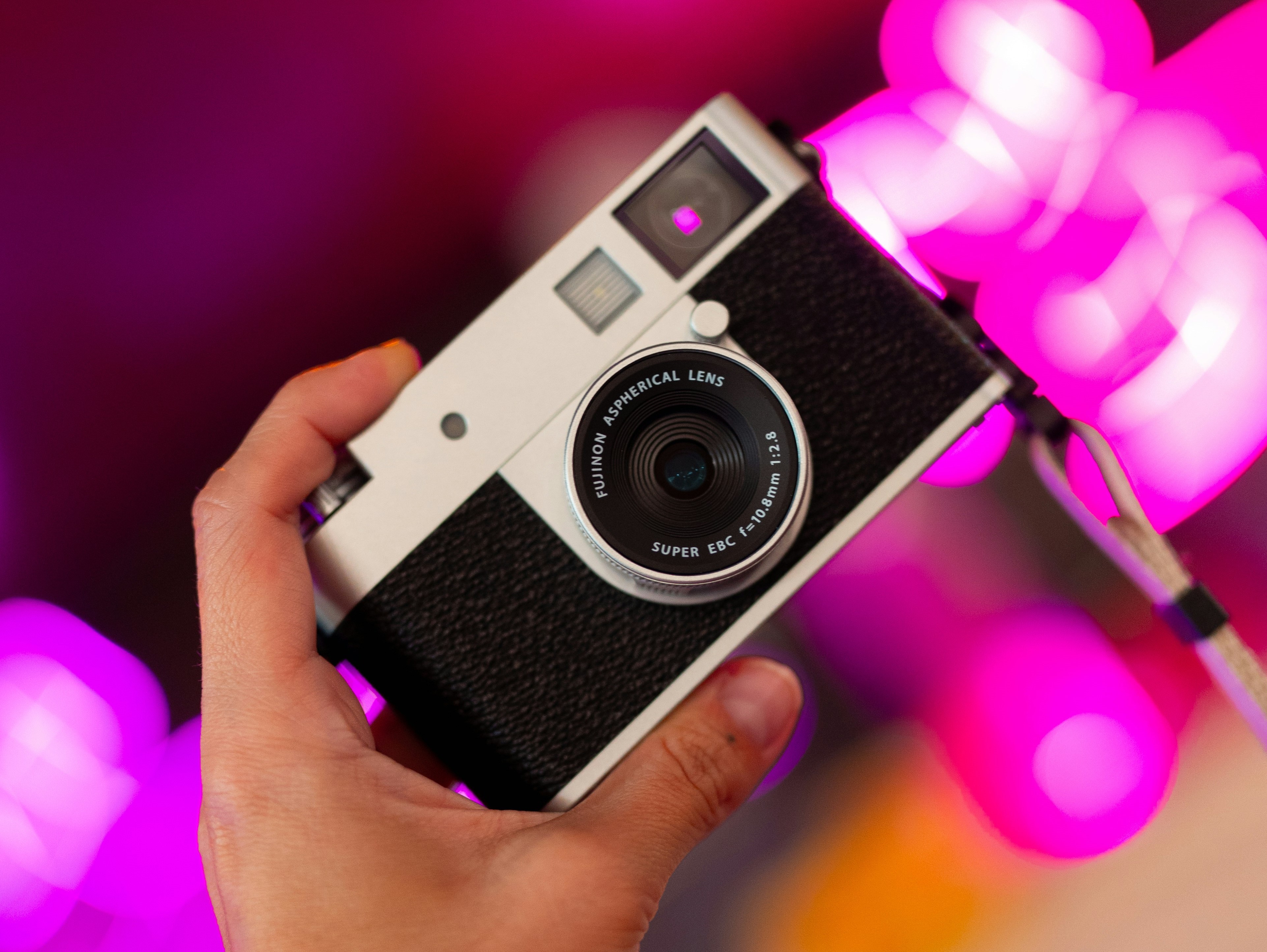 Turistas trocam celular por câmeras digitais e analógicas para tirar fotos no carnaval