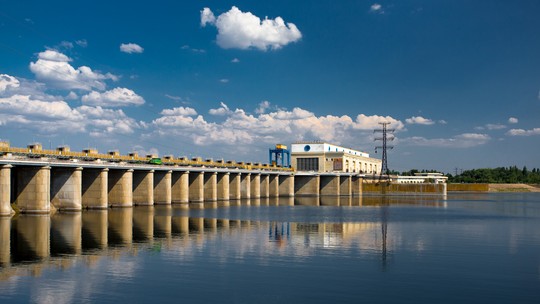 Após colapso em barragem, diretor-geral da Agência de Energia Atômica conversa com Zelensky