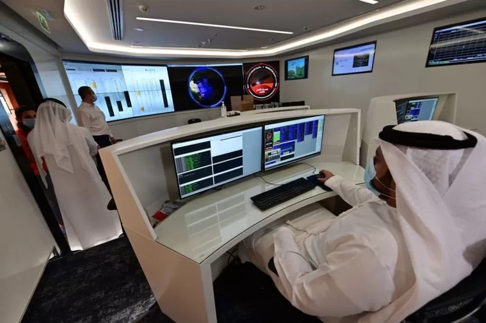 A sala de controle de missões espaciais da UAESA foi um dos centros nervosos da operação — Foto: GIUSEPPE CACACE/AFP VIA GETTY IMAGES via BBC