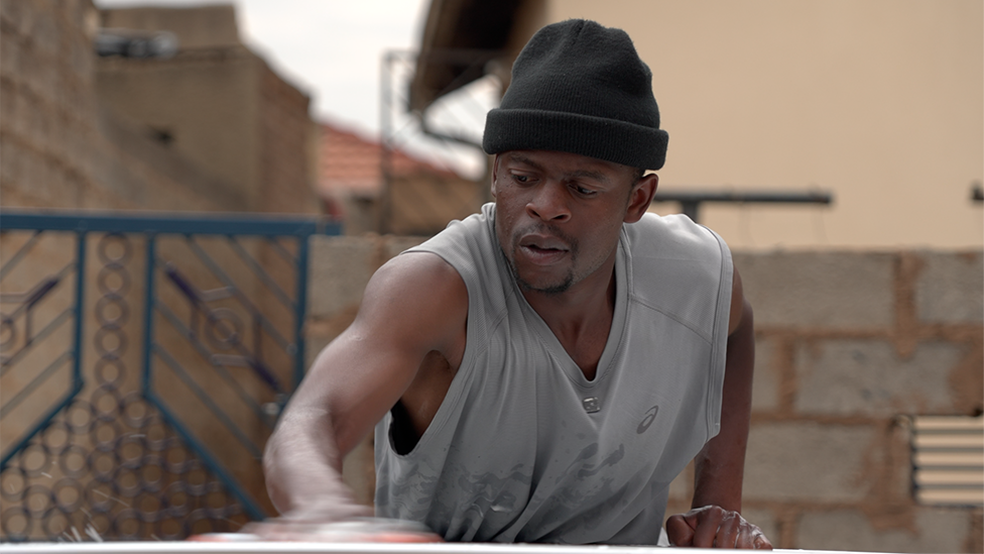 Arnold Ncube não conseguiu concluir os estudos porque não conseguiu provar que era sul-africano — Foto: BBC News fonte