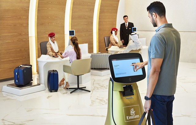 Emirates apresenta robô que ajuda passageiros a fazer check-in no aeroporto