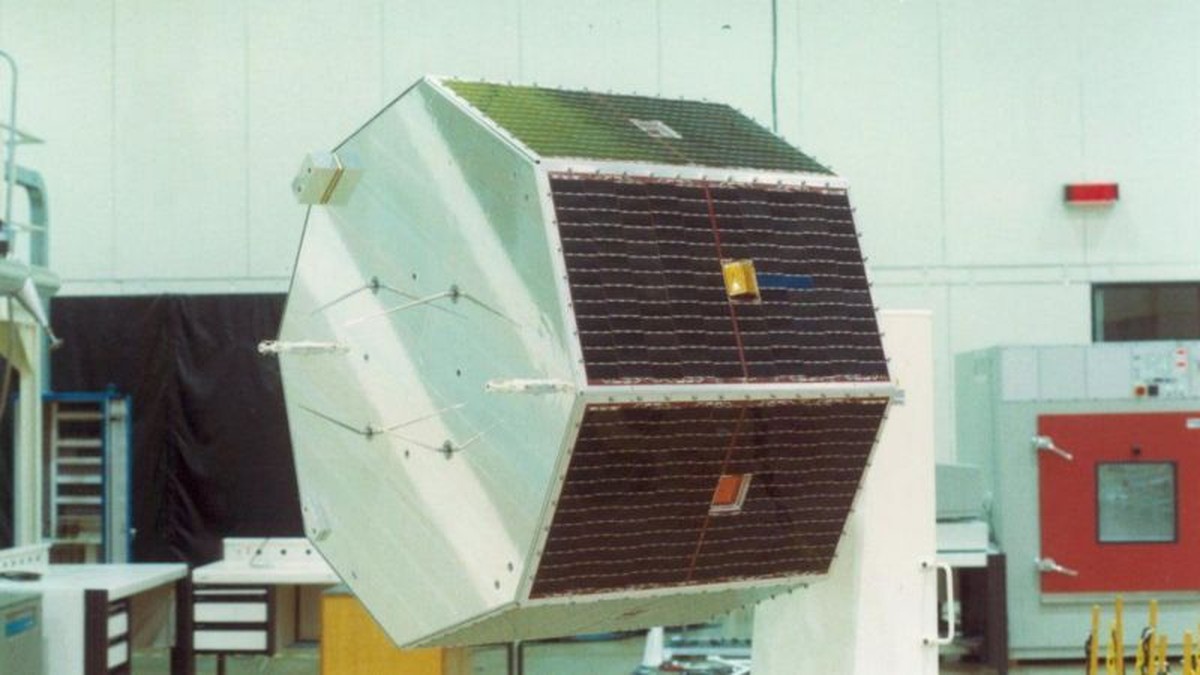 1993 年にブラジルによって打ち上げられた衛星。現在も稼働しており、現在運用されている最古の衛星です。 テクノロジー