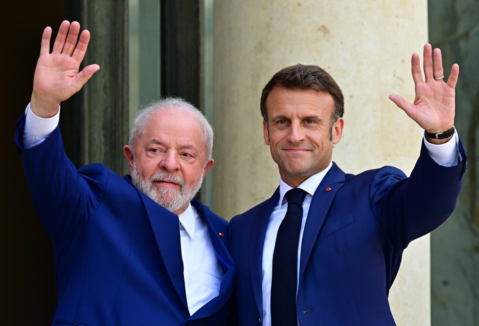 O presidente Lula e o presidente francês Emmanuel Macron, em foto tirada em junho de 2023, antes de almoço no Palácio do Eliseu — Foto: Christian Liewig - Corbis/Getty Images