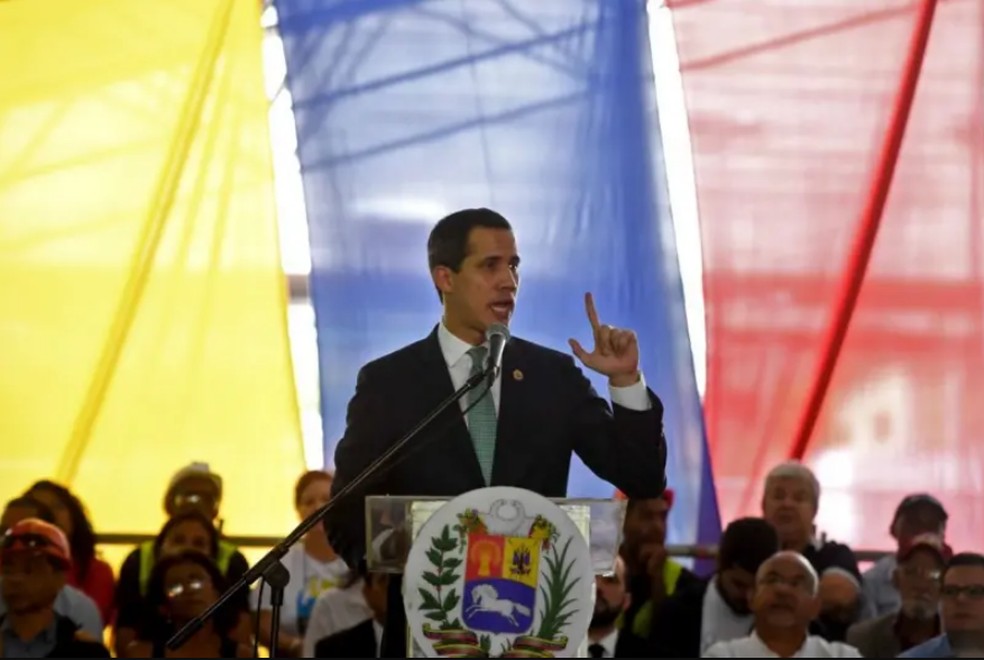 A formação do governo interino liderado por Juan Guaidó serviu de pretexto para que as autoridades britânicas mantivessem retido o ouro venezuelano — Foto: AFP via BBC News
