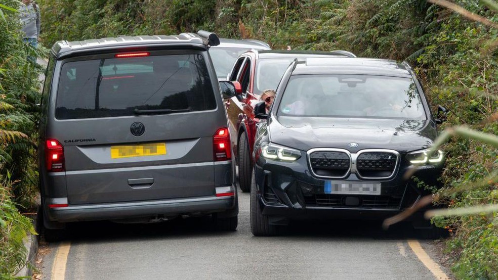Os carros estão aumentando de tamanho ou as estradas estão ficando mais estreitas? — Foto: BBC News fonte