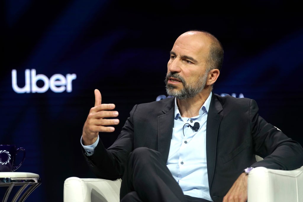 Uber se alia à Tesla no mercado de táxis autônomos: parceria estratégica.