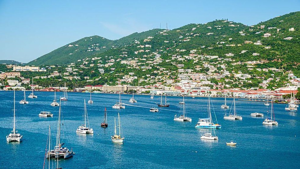 Os turistas desfrutam das paisagens hoje em dia, alheios às rivalidades entre potências que marcaram a história das Ilhas Virgens Americanas — Foto: BBC News fonte