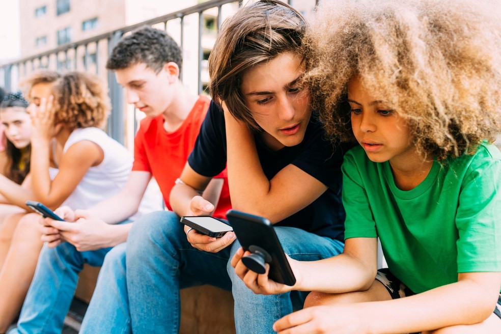 Influenciadores e políticos sugerem que os homens precisam reafirmar sua dominância, segundo uma das autoras do estudo — Foto: BBC News fonte