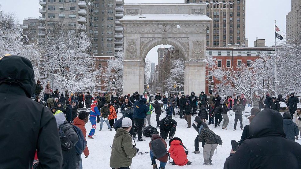 Dezenas de pessoas participaram de uma guerra de bolas de neve previamente organizada no Washington Square Park na segunda-feira (24/02). A situação evoluiu para um confronto depois que policiais chegaram ao local — Foto: BBC News fonte