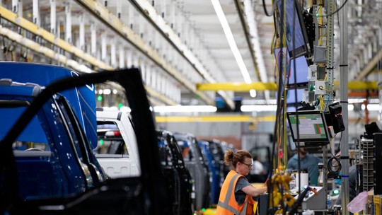 Sindicato nos EUA expande greve em Ford e GM, mas poupa Stellantis de novas paralisações