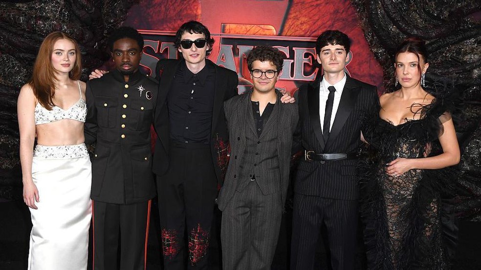 O elenco de Stranger Things é formado por Sadie Sink, Caleb McLaughlin, Finn Wolfhard, Gaten Matarazzo, Noah Schnapp e Millie Bobby Brown (da esquerda para direita) — Foto: BBC News fonte