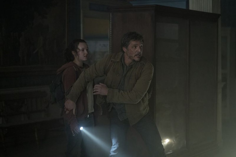 Ellie (à esquerda) e Joel (à direita) são os dois personagens principais da série The Last of Us — Foto: LIANE HENTSCHER/HBO/VIA BBC