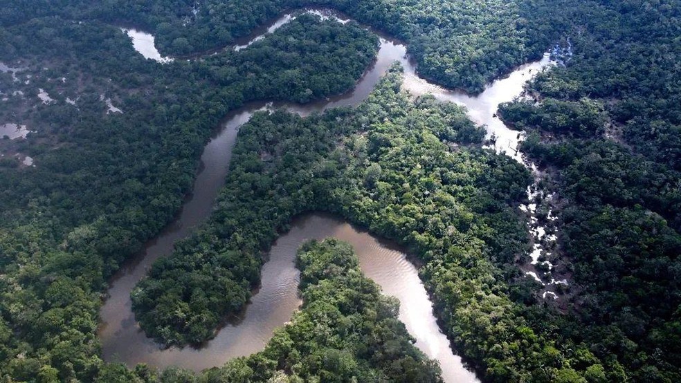BBC News fonte — Foto: As mudanças climáticas aquecem a bacia amazônica, tornando a floresta mais seca, como acontece ao lado do rio fervente