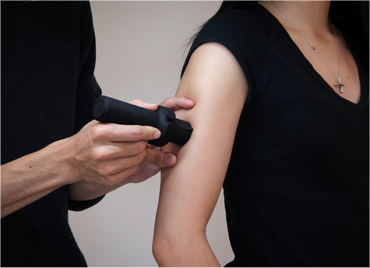 Tatuagem permanente sem agulha e sem dor? Empresa britânica lança método de aplicação de tinta com adesivo - QTU Questões do Universo