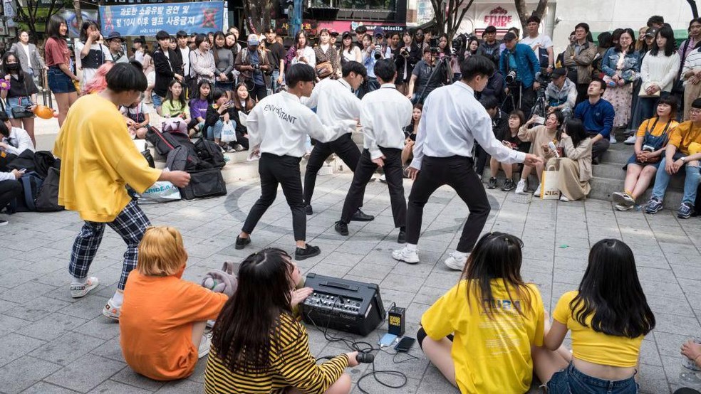 Uma apresentação de K-pop em Hongdae, o coração da cena musical e de entretenimento de Seul — Foto: BBC News fonte