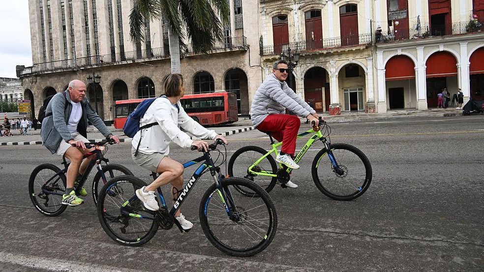 Com a pouca oferta de transporte, turistas passeiam de bicicleta em Havana — Foto: BBC News fonte