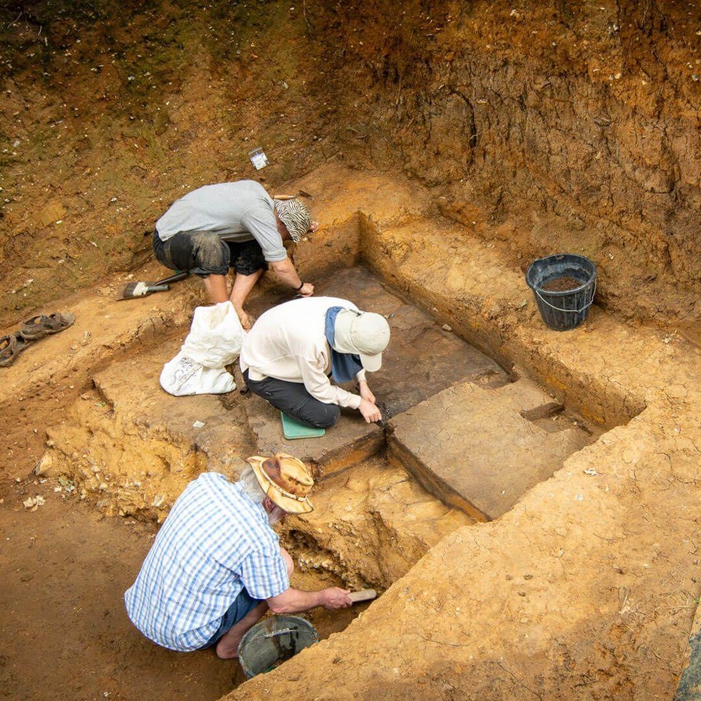 Foram encontrados artefatos espalhados pelo sítio arqueológico — Foto: BBC News fonte