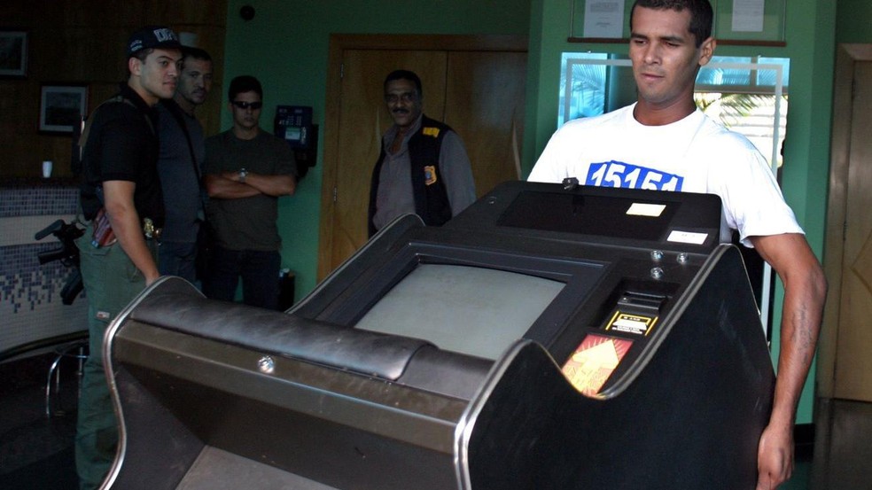 Jogos de azar são proibidos há décadas no Brasil — Foto: BBC News fonte