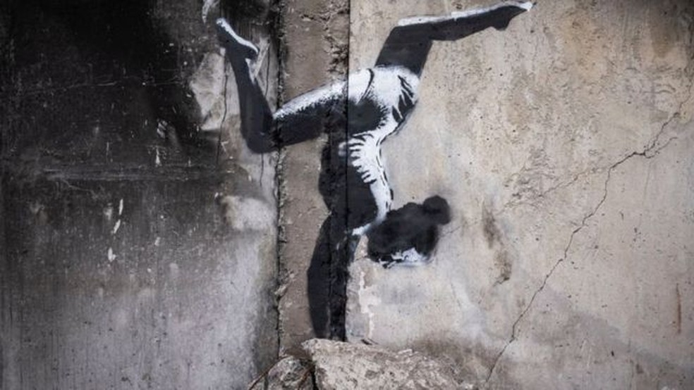 Banksy postou em seu Instagram foto do mural com ginasta em Borodyanka — Foto: Getty Images via BBC