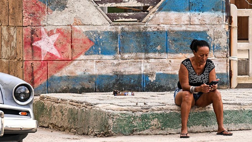 O embargo econômico americano a Cuba, vigente há décadas, se intensificou como nunca havia se visto antes — Foto: BBC News fonte