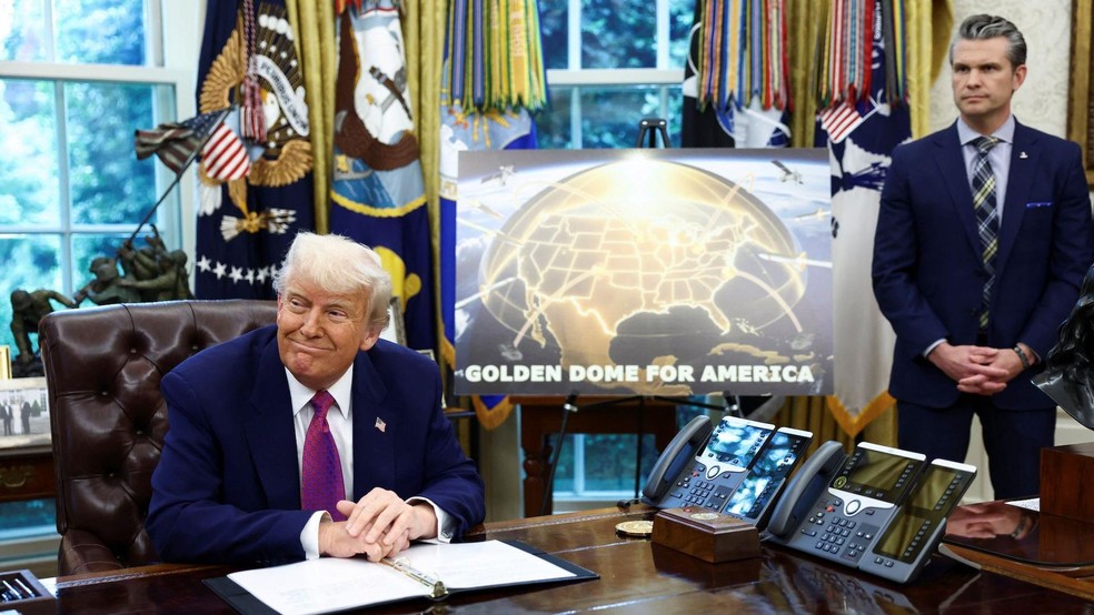 Donald Trump anuncia o escudo antimíssil Domo de Ouro no Salão Oval com o Secretário de Defesa Pete Hegseth — Foto: BBC News fonte