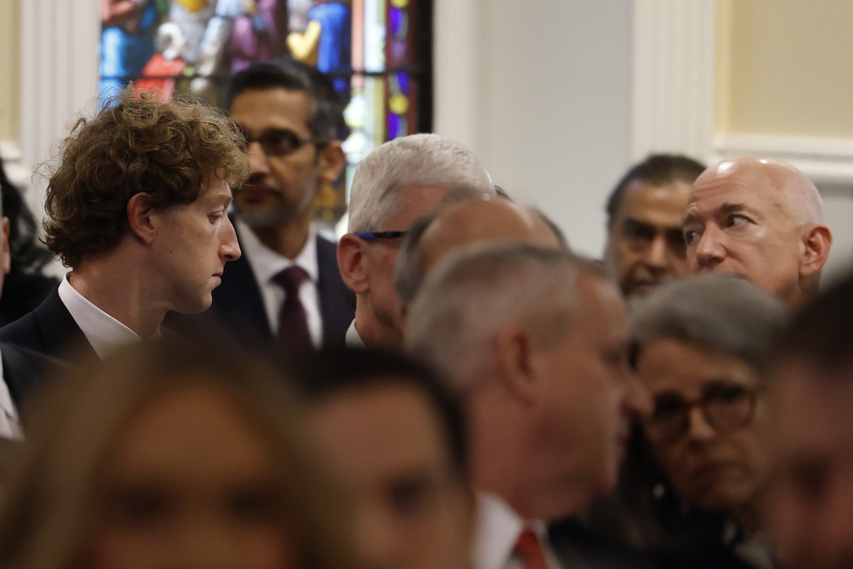 Mark Zuckerberg, Tim Cook, Jeff Bezos e Elon Musk comparecem à posse de ...