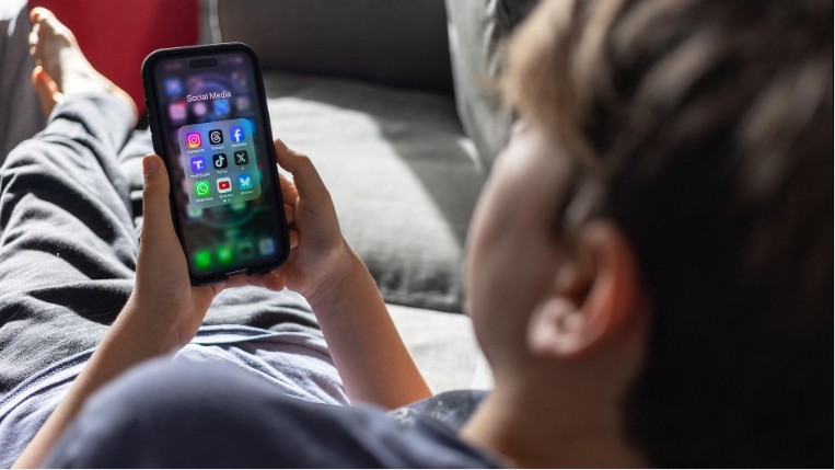 Proibição de redes sociais a menores de 16 começa a valer na Austrália: a escalada global de denúncias e processos contra plataformas
