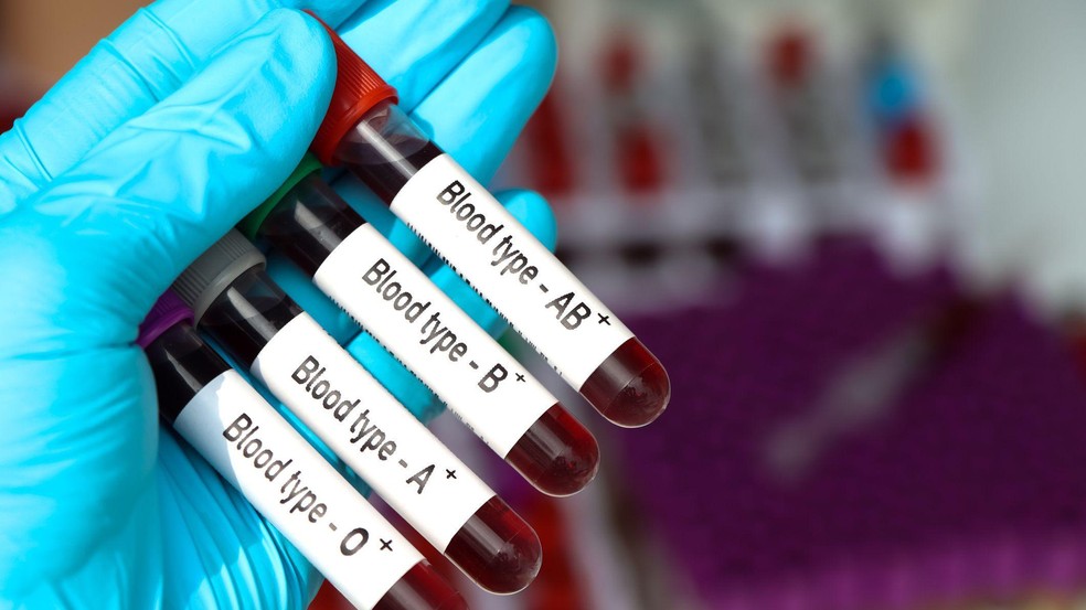 Cientistas estudam técnicas para fazer com que o sangue dos doadores possa ser compatível com a maioria dos tipos de sangue existentes, para uso em emergências — Foto: BBC News fonte