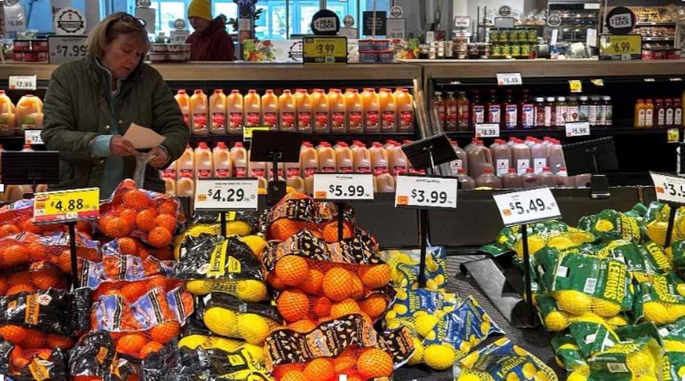 Custo de vida impactou a agenda política de Trump: o que disse a imprensa internacional sobre a suspensão do tarifaço — Foto: Reuters/BBC